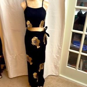 MakaHawaii Beachwear. 2 pieces. One size. Elastic top & wrap skirt
